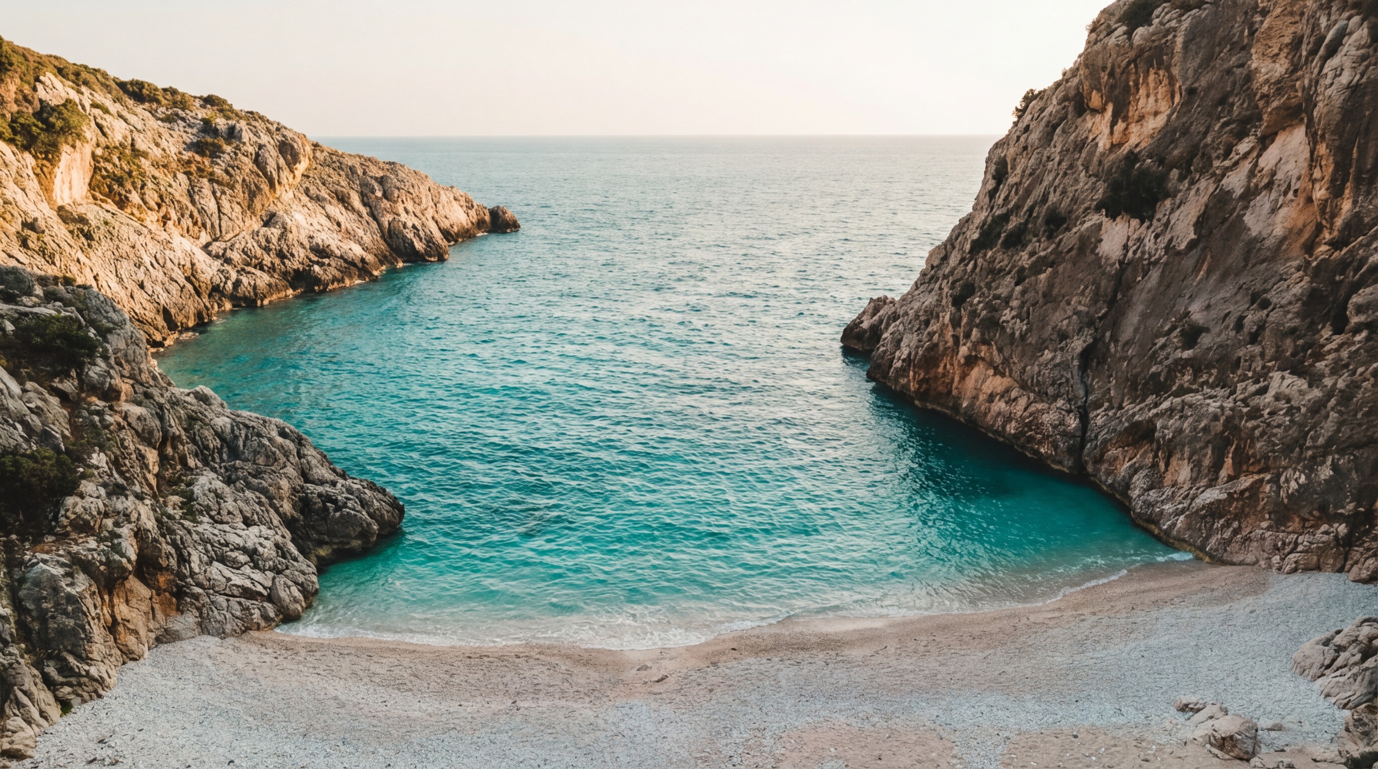Пляж Дримадес на Албанской Ривьере, бирюзовое море между скальными мысами, белая галька