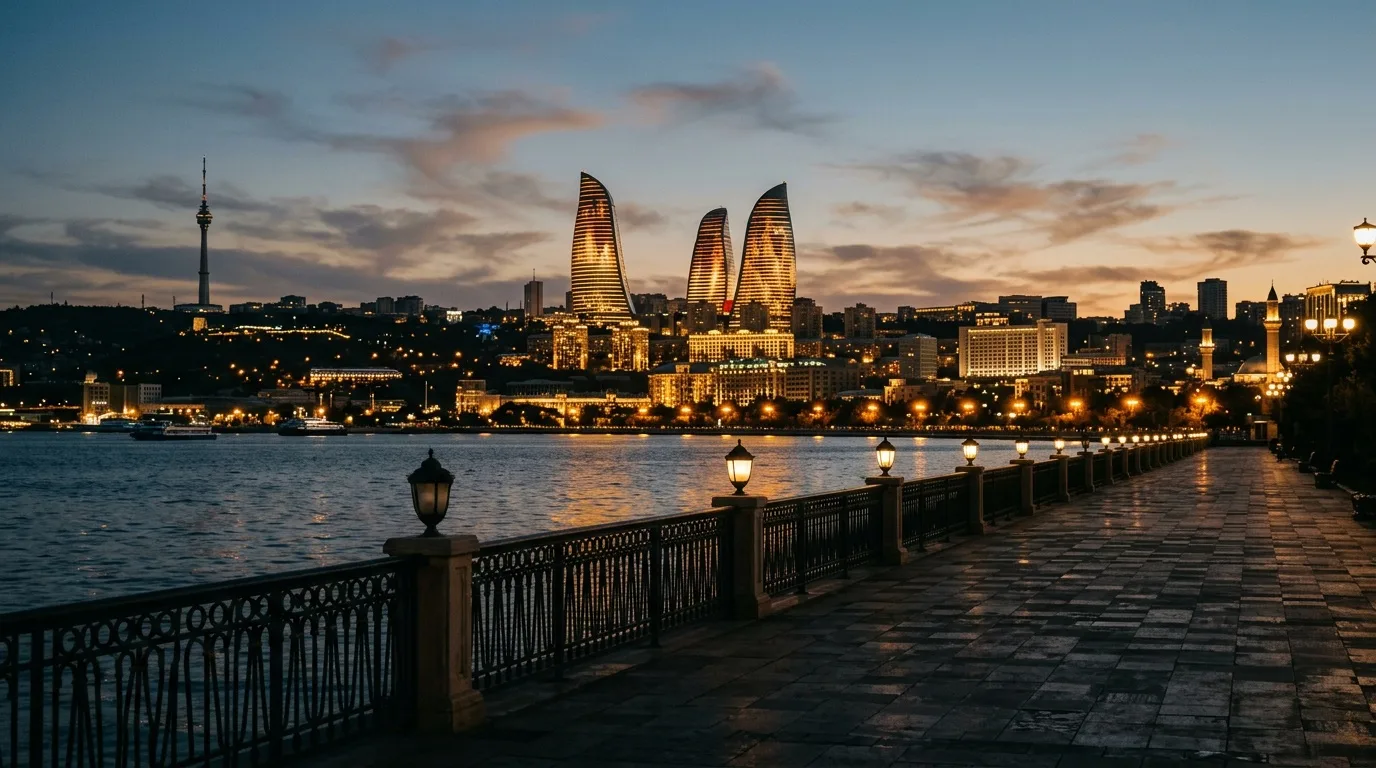Вечерний Баку: Flame Towers подсвечены на фоне Каспийского моря, вид с набережной